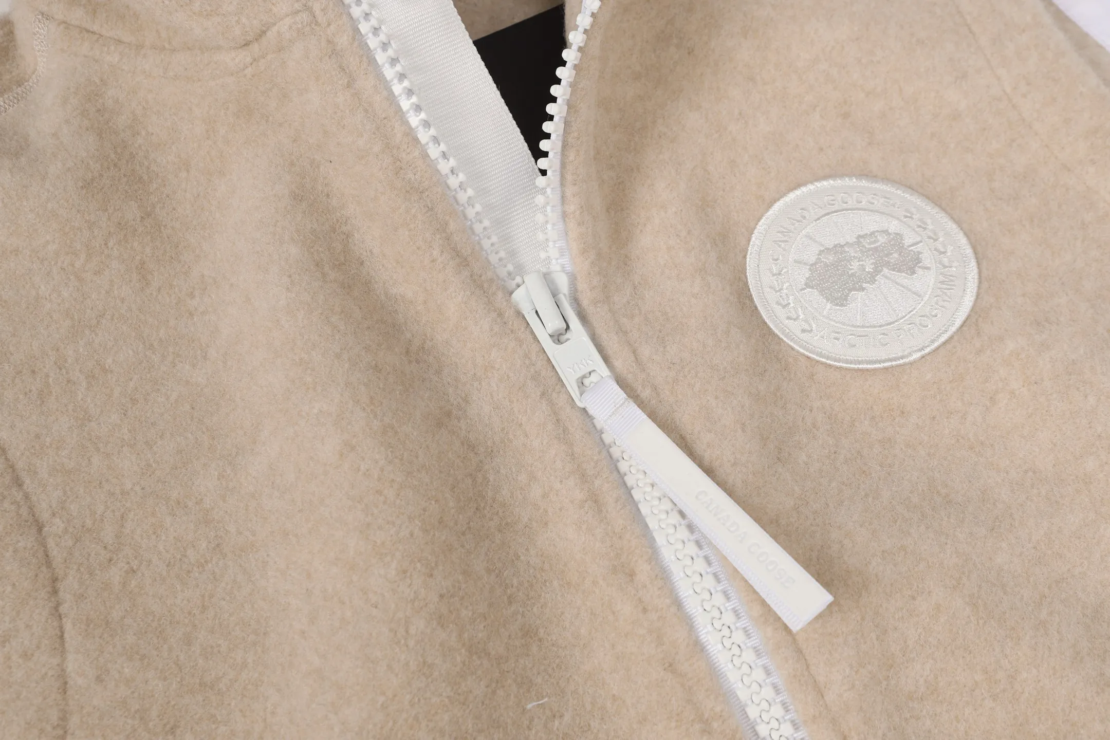 P600 Canada Giose/Canada Goose Mersey fleece vest 7052MB CANADA GOOSE Canada Goose Mersey men's wool fleece vest 7052MB ·Made of Kind Fleece wool fleece fabric, which can provide excellent comfort and diverse functionality ·A weatherproof placket is designed under the front zipper to prevent wind and keep warm ·Ribbed knit hem and articulated sleeves improve comfort and fit ·2 exterior pockets: both hand pockets with concealed buckles ·White Canada Goose disc logo embroidered on left chest.   A0 Size:S-XXL